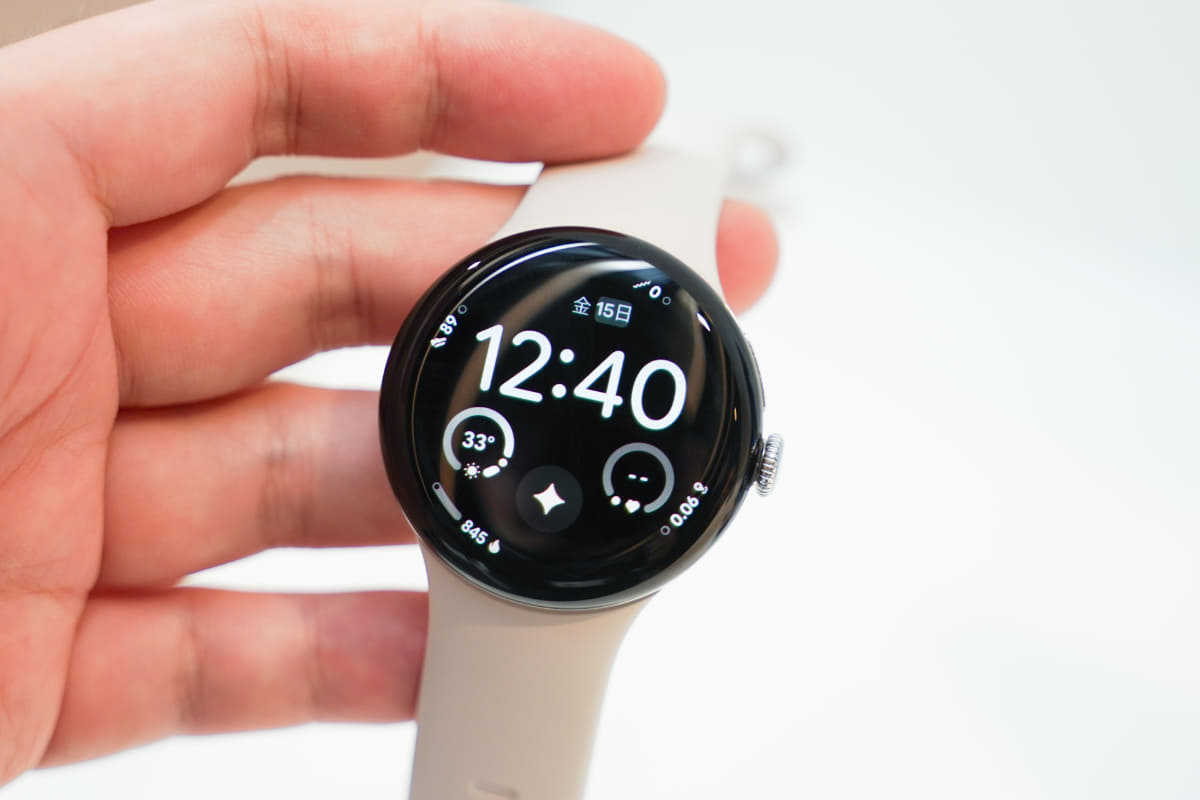 左が、小さなお皿に水をたらして表面張力で丸くなったもの。右が、そこからインスパイアされたデザインのPixel Watch 4