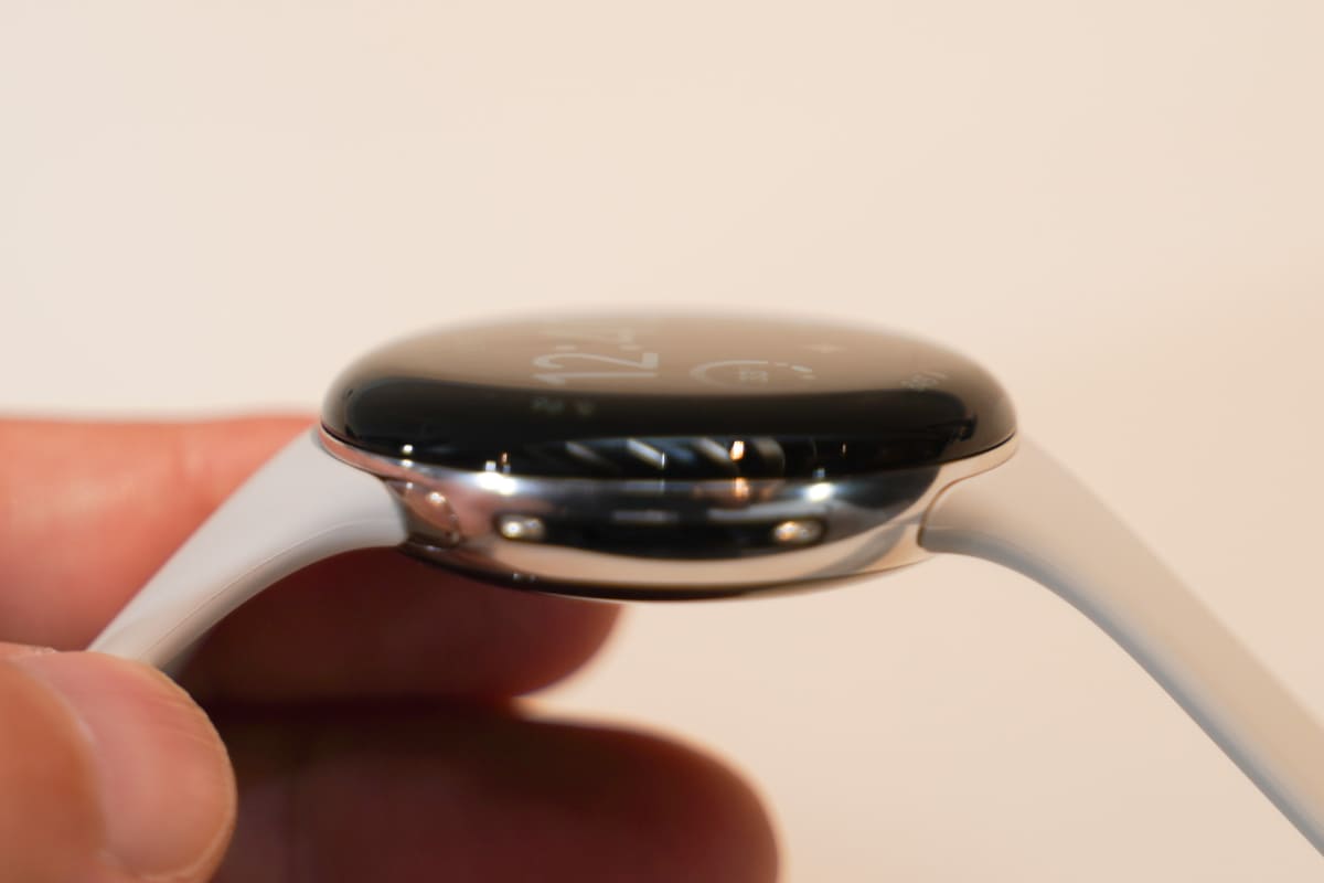 左が、小さなお皿に水をたらして表面張力で丸くなったもの。右が、そこからインスパイアされたデザインのPixel Watch 4