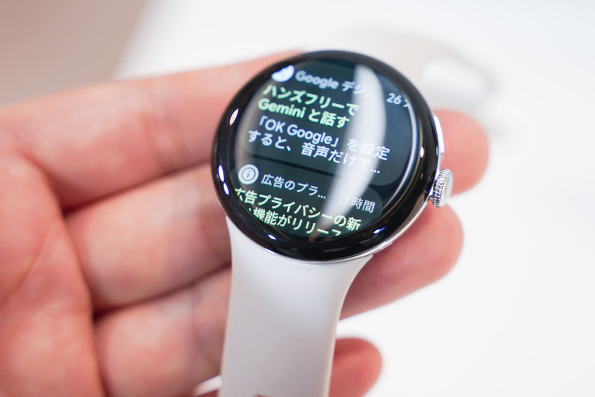 左が、小さなお皿に水をたらして表面張力で丸くなったもの。右が、そこからインスパイアされたデザインのPixel Watch 4