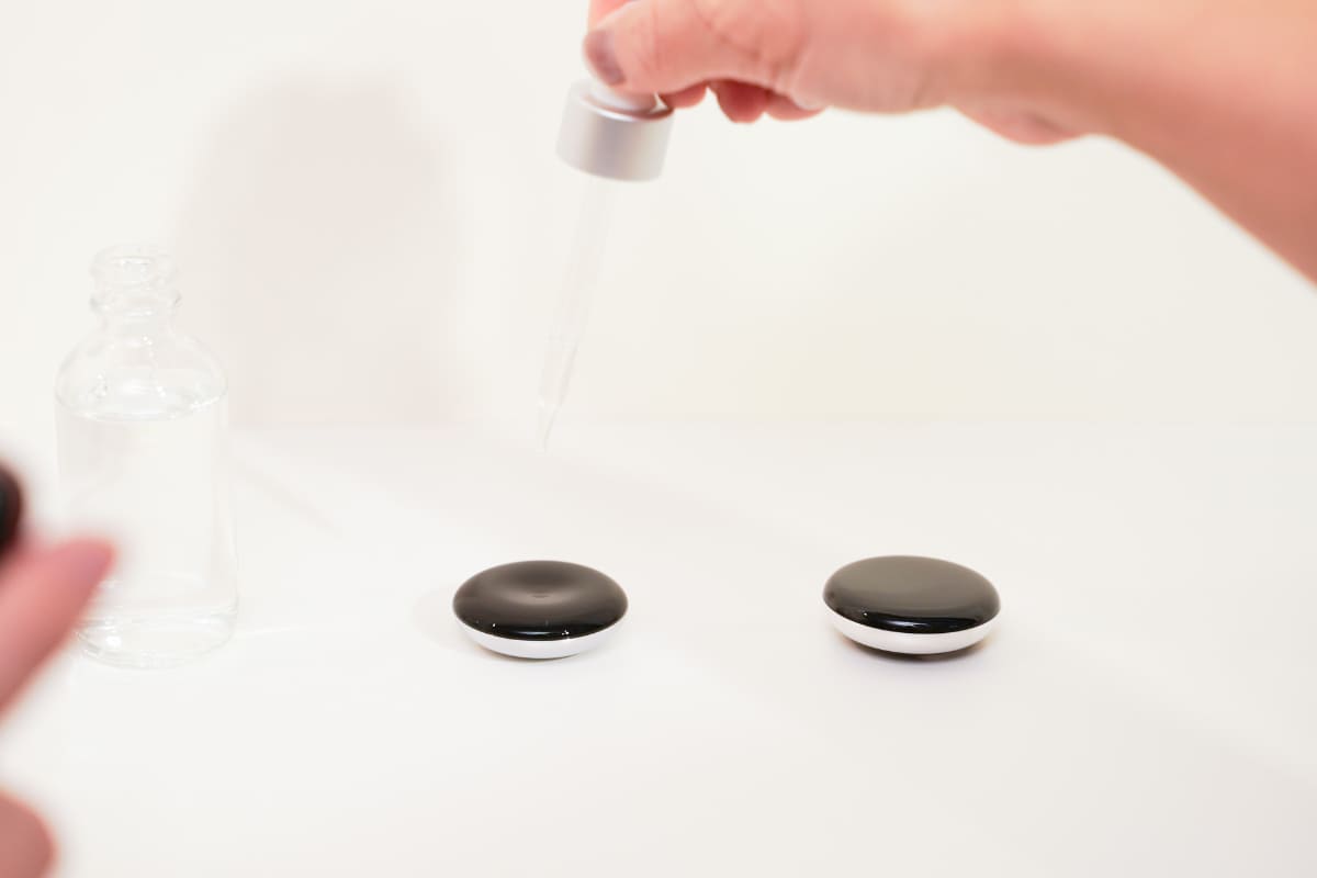 左が、小さなお皿に水をたらして表面張力で丸くなったもの。右が、そこからインスパイアされたデザインのPixel Watch 4