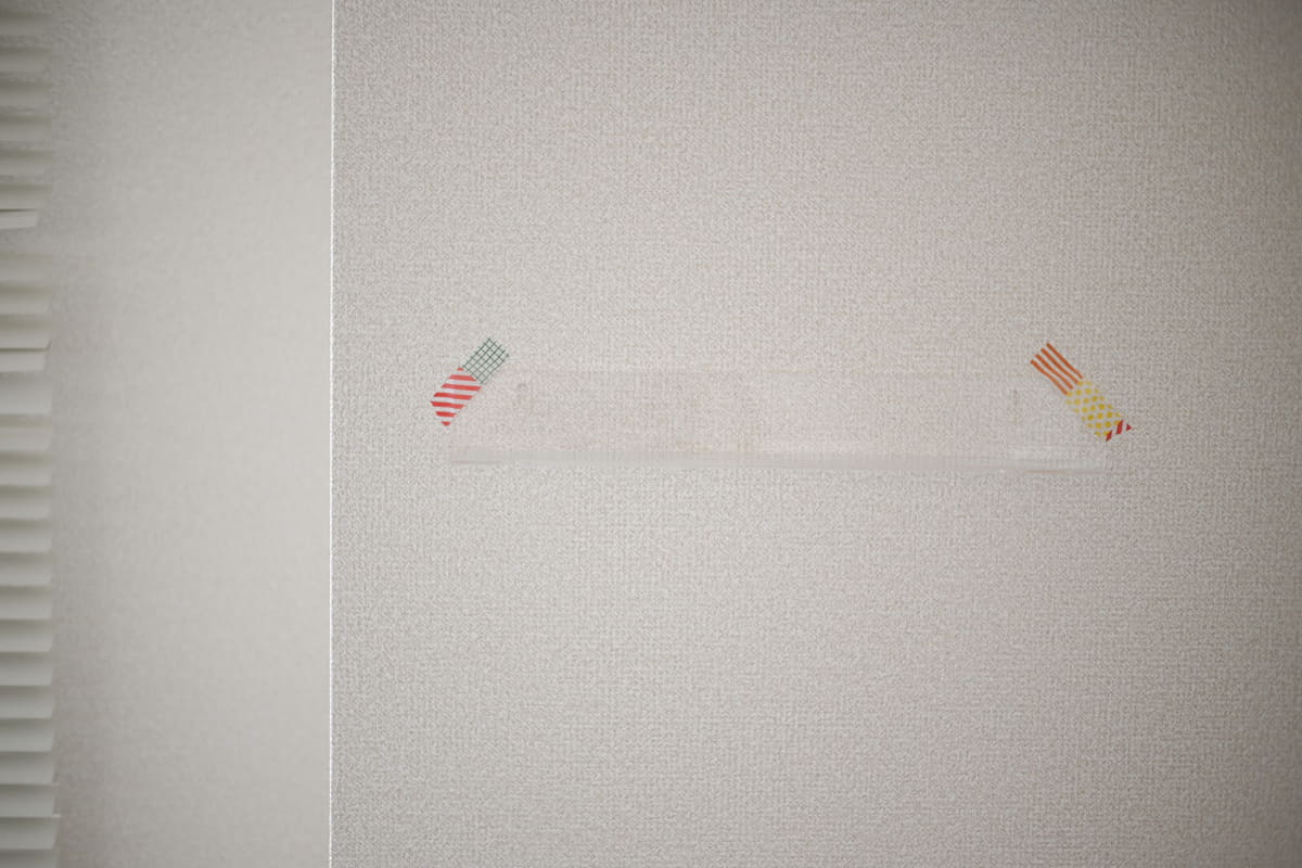 私はマステで仮止め。ただ、粘着が弱くて落ちやすかったので、ガムテのほうがよいかも？