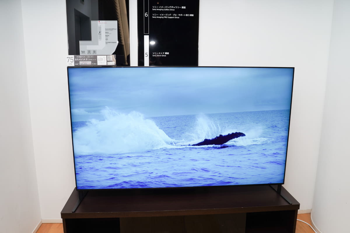 エスカレーターで5階に上がると、目の前にXR90シリーズの75インチが登場