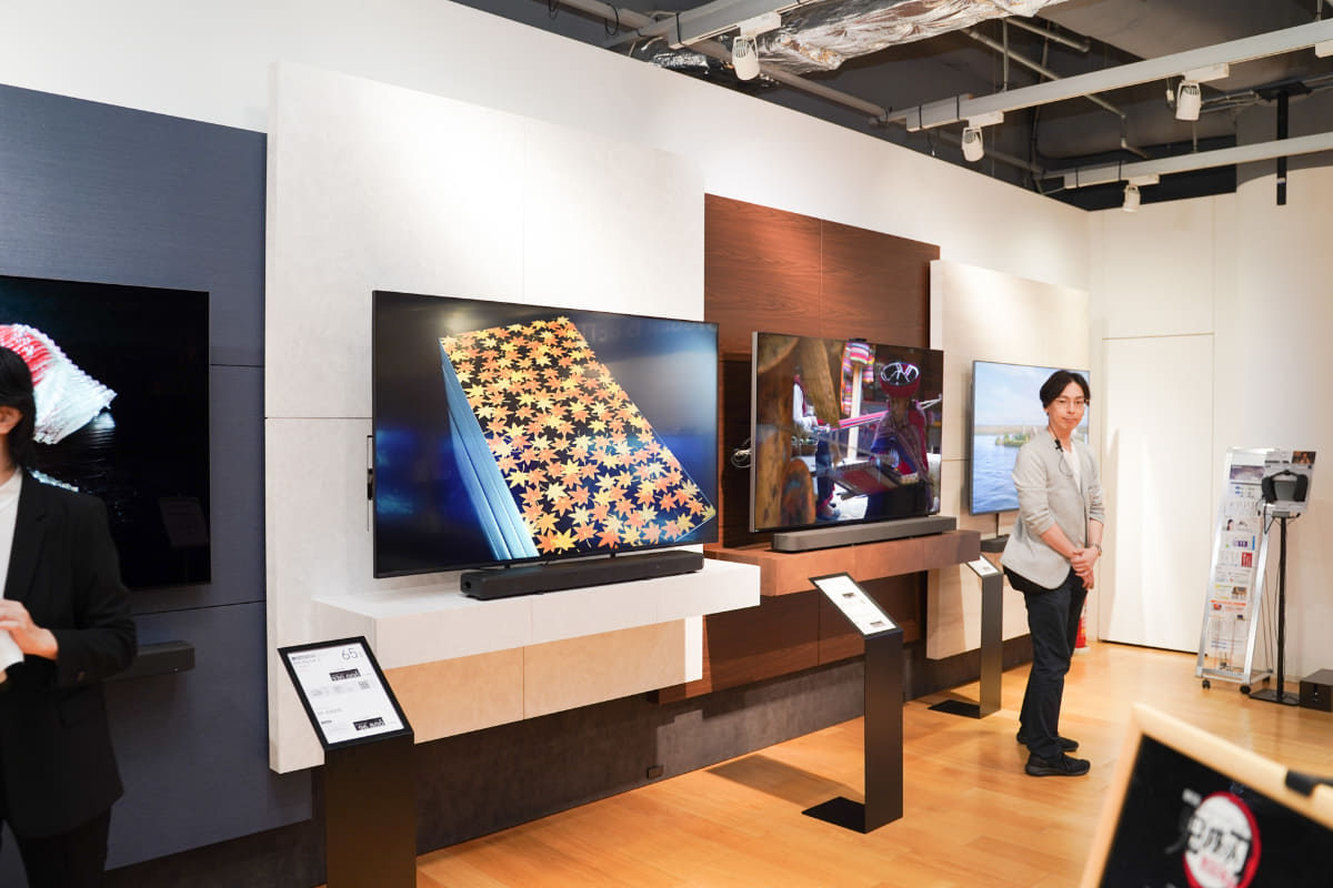 奥の壁沿いに、65型のXR80やXR50、XR90、XR70と、サイズは同じだがクラス違いのテレビが並ぶ