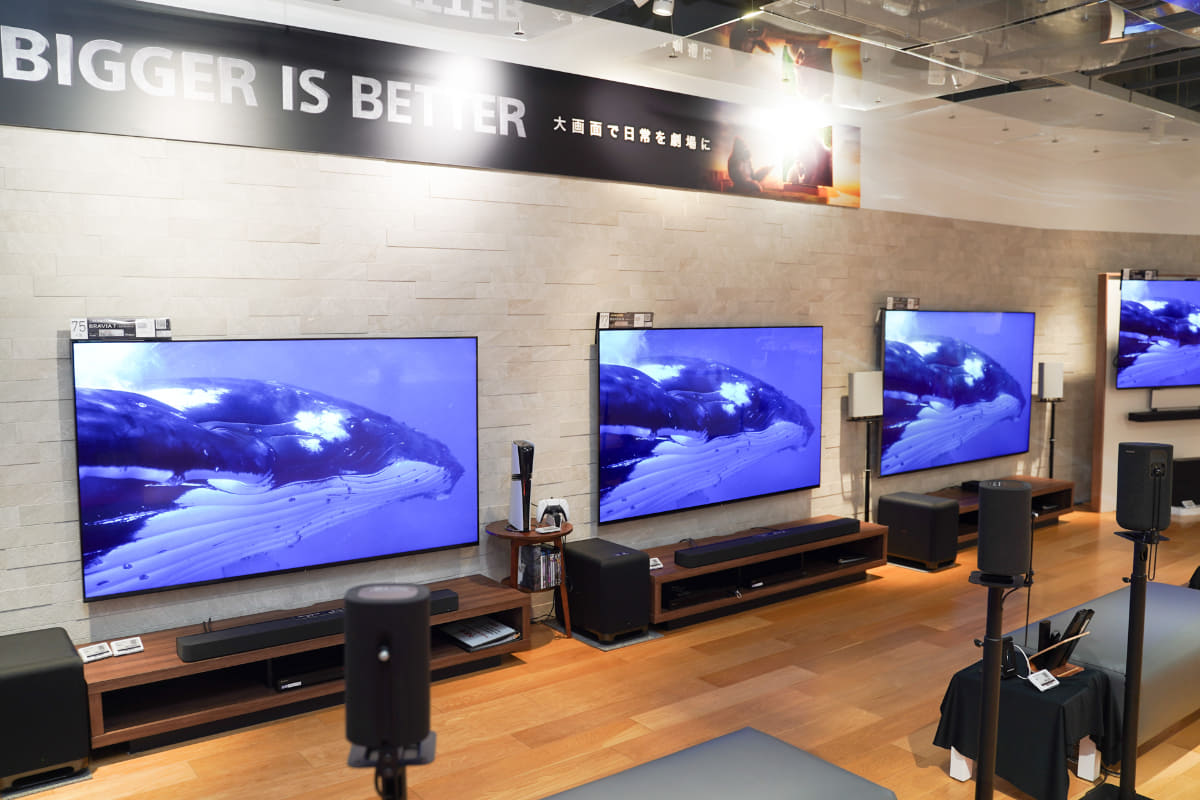 奥の壁には75インチでクラス違いのモデルがズラッと並ぶ
