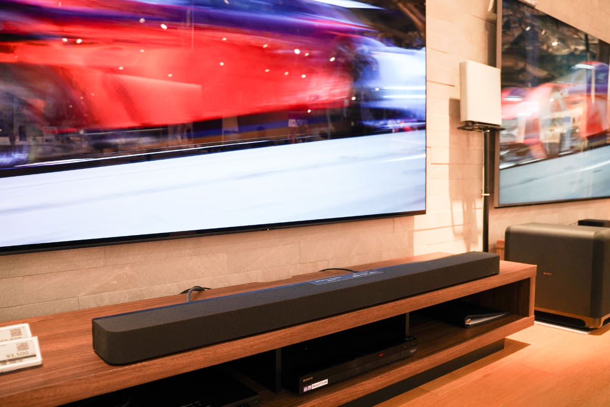 サウンドバーでのホームシアター体験も可能だ