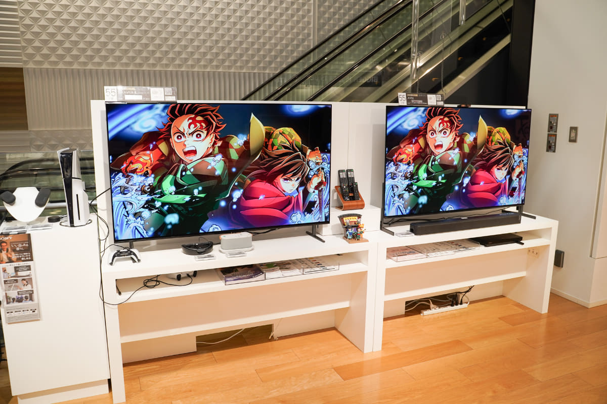 55型のブラビアは2面に縮小。通路沿いに移動された