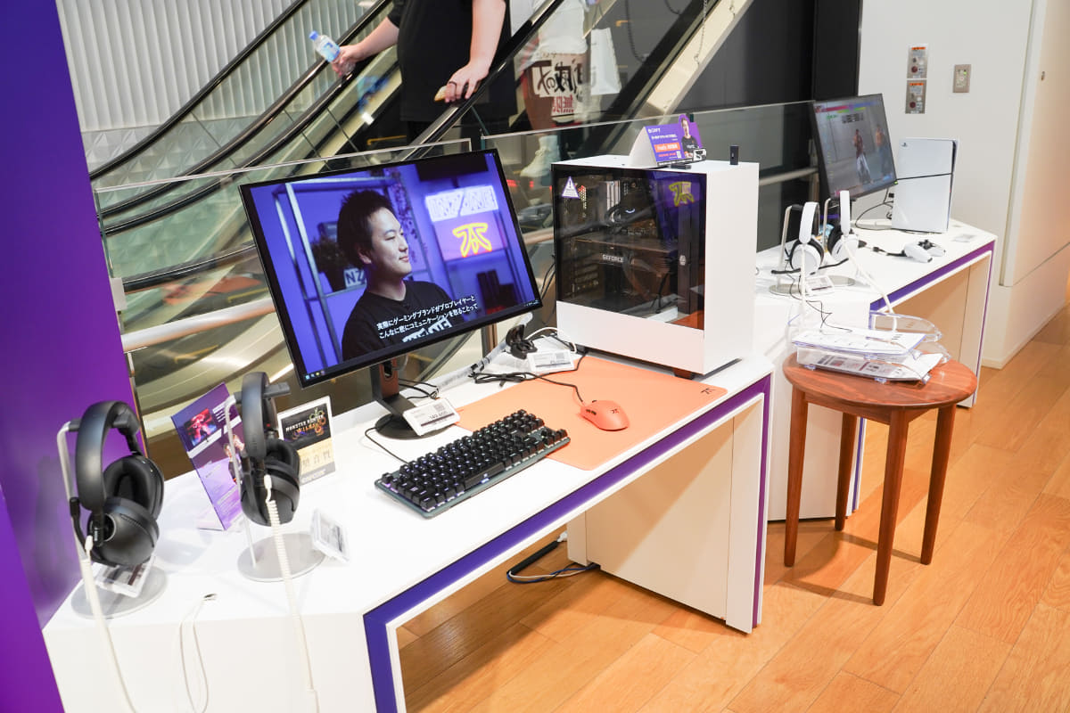 従来は、ゲーミングPCを設置したデスクが2台用意されただけだった