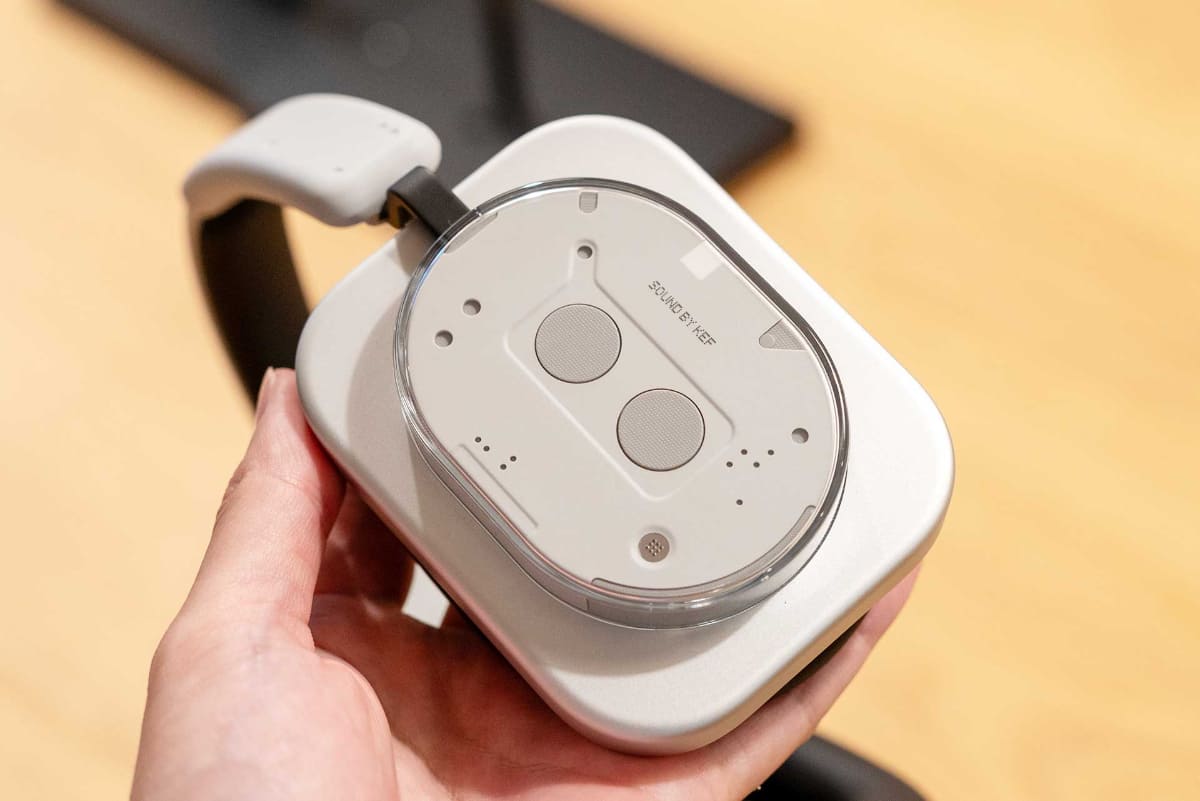 左側には「SOUND BY KEF」の文字があしらわれる