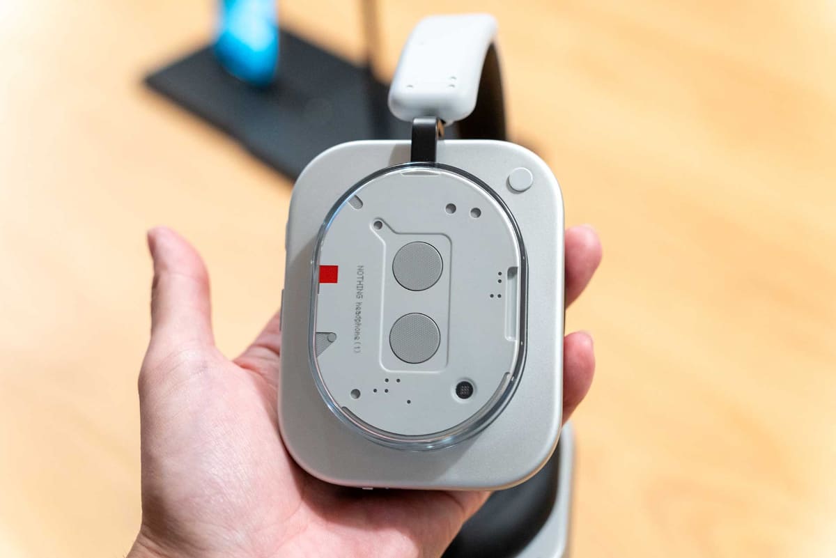 透けて見える丸いパーツはチャンバー。ハウジング外側に赤いアクセントパーツがあるのが右側