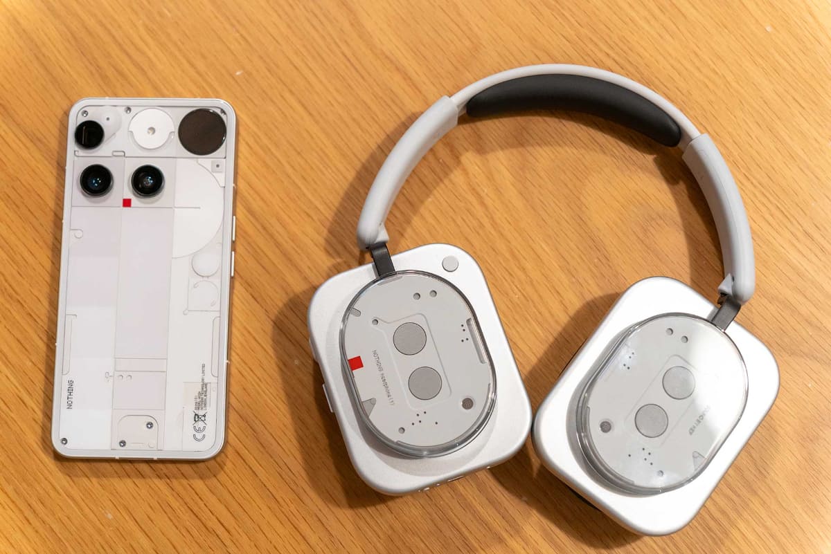 写真左は同時発表されたスマートフォン「Phone (3)」