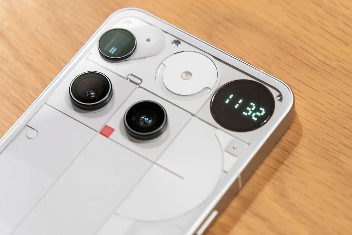 背面には新たに「Glyphマトリックス」を搭載