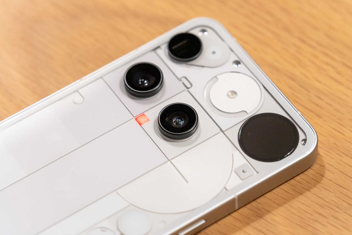 背面の赤いパーツは動画撮影時などに点滅する