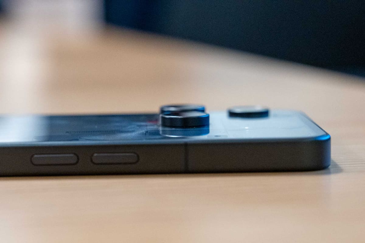 レンズの出っ張りはやや大きめ