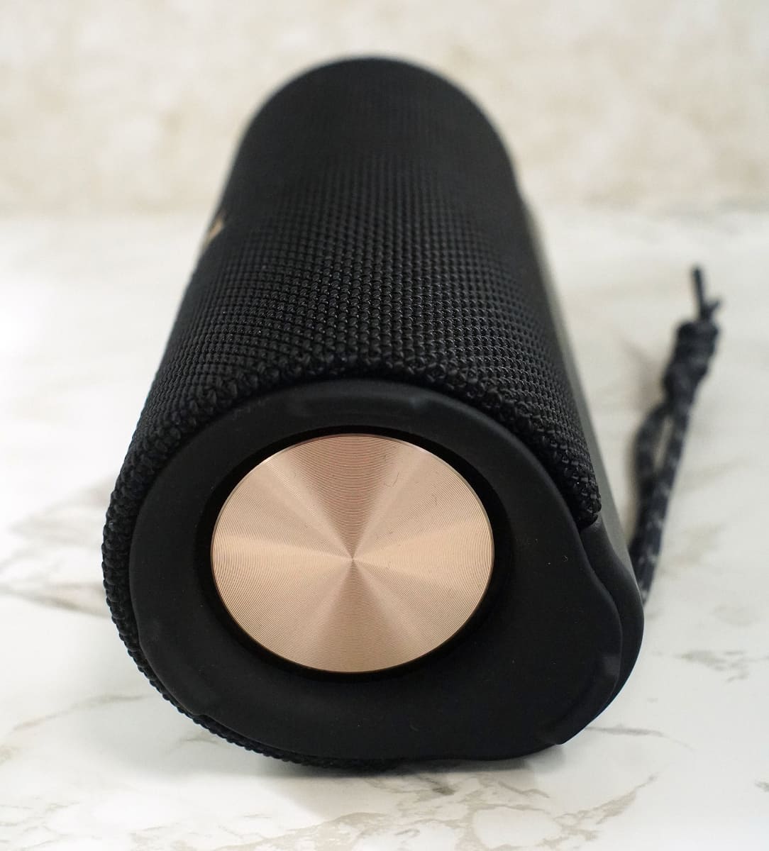 背面が出っ張っており、横倒しで使う際に安定する