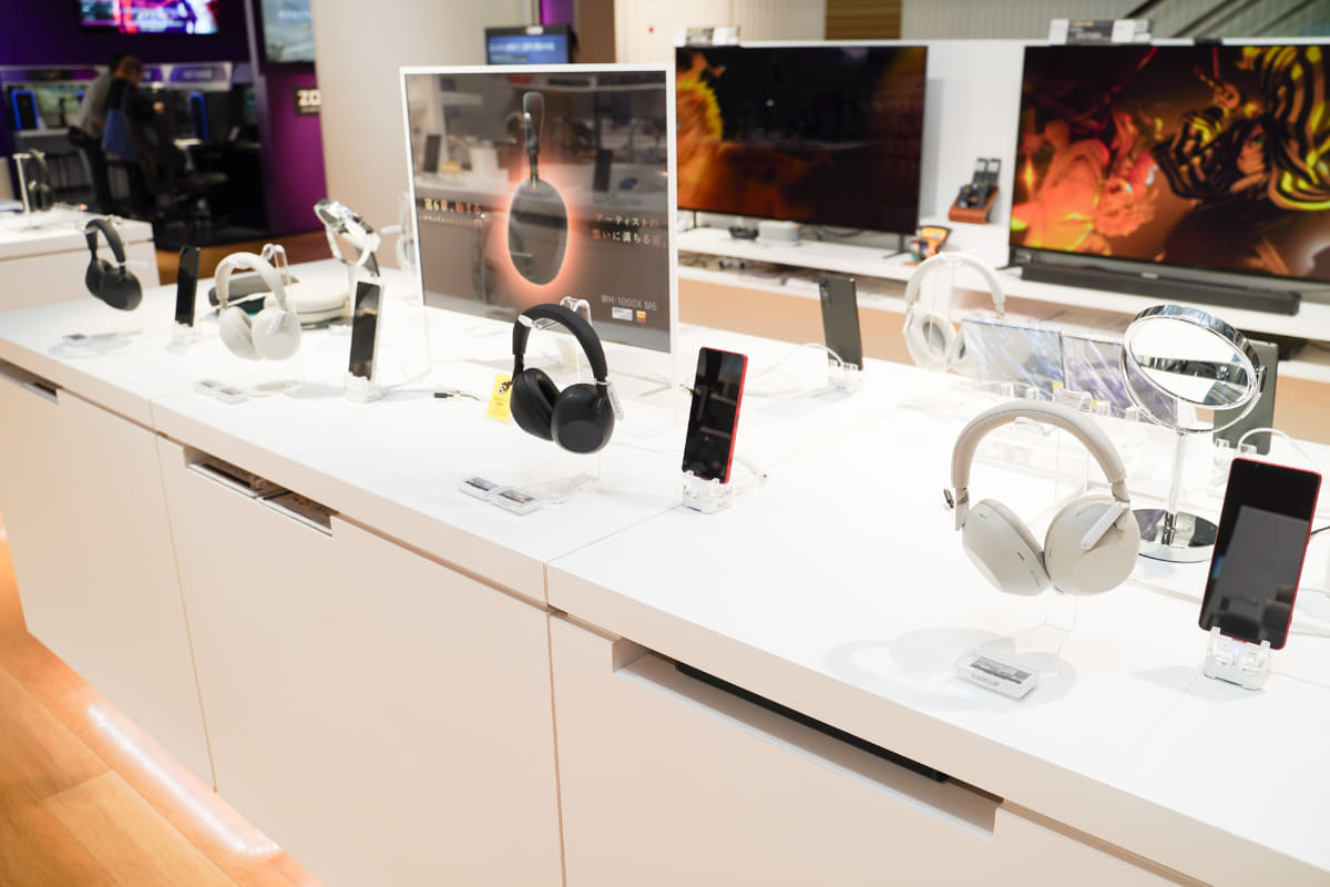 ヘッドフォンやウォークマンなどのオーディオ機器が、5階のブラビアの近くに移動