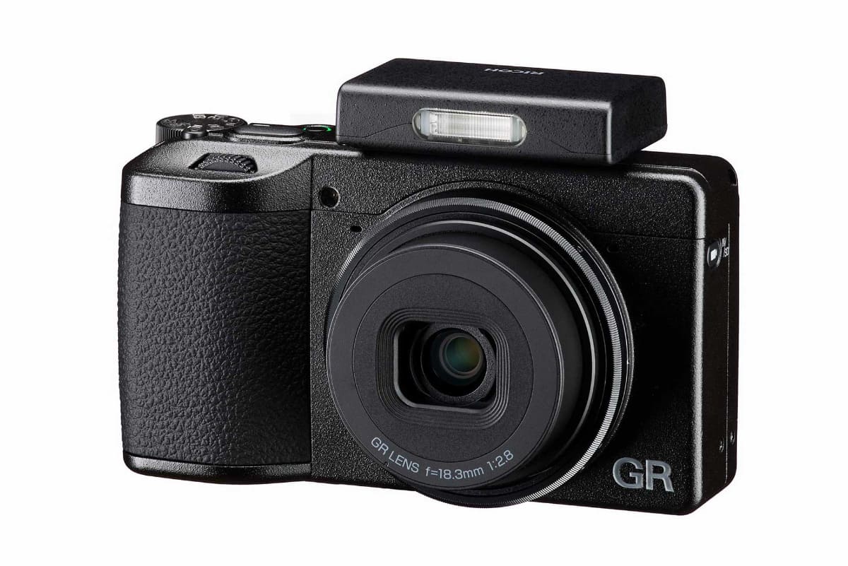 別売りの専用フラッシュ「RICOH GF-2」を組み合わせたところ