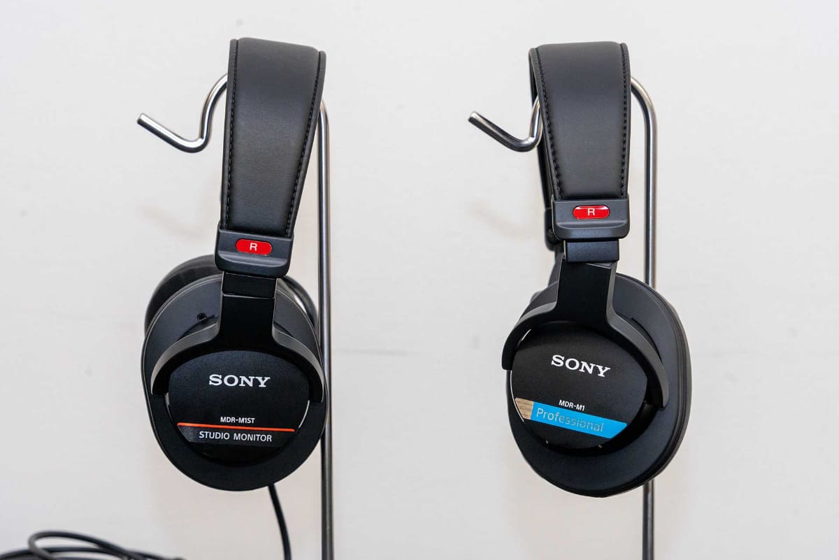 左が「MDR-M1ST」、右が新モデルの「MDR-M1」