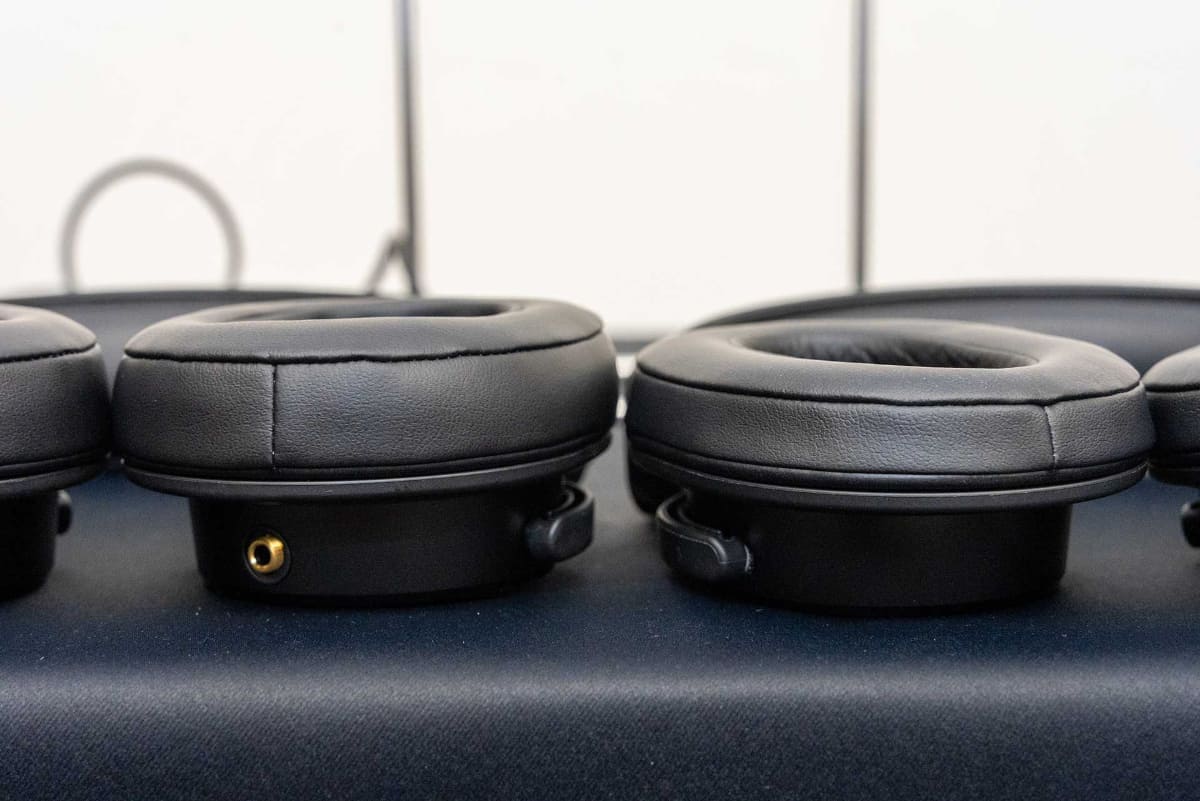 左が「MDR-M1」。右の「MDR-M1ST」よりも肉厚なイヤーパッドを採用している。