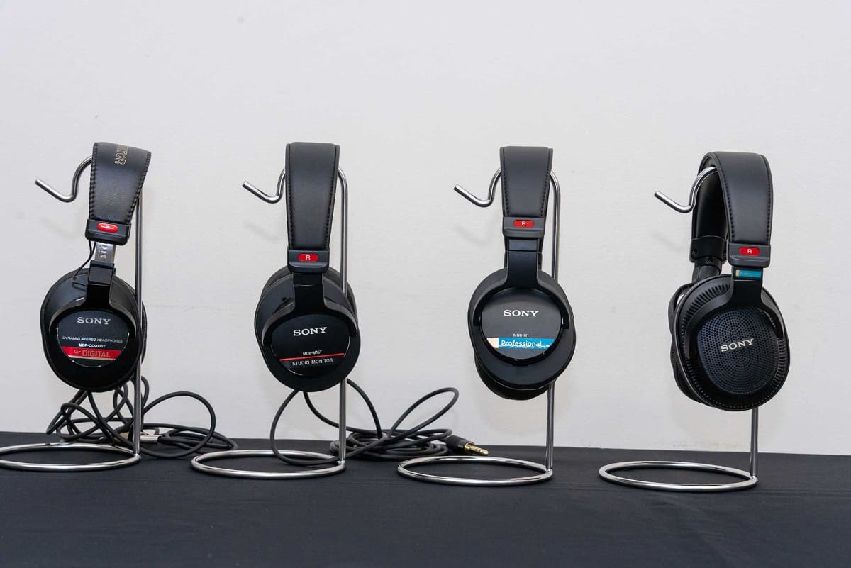 ソニーのモニターヘッドフォン。左からMDR-CD900ST、MDR-M1ST、MDR-M1、MDR-MV1