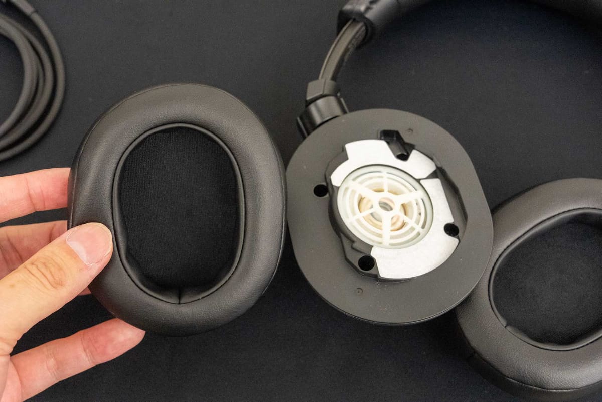 イヤーパッドはユーザー自身で取り外し、交換が可能