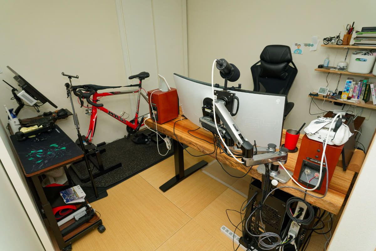 4畳半の自宅仕事部屋。スピーカーをデスク上に置いているが、配線していない