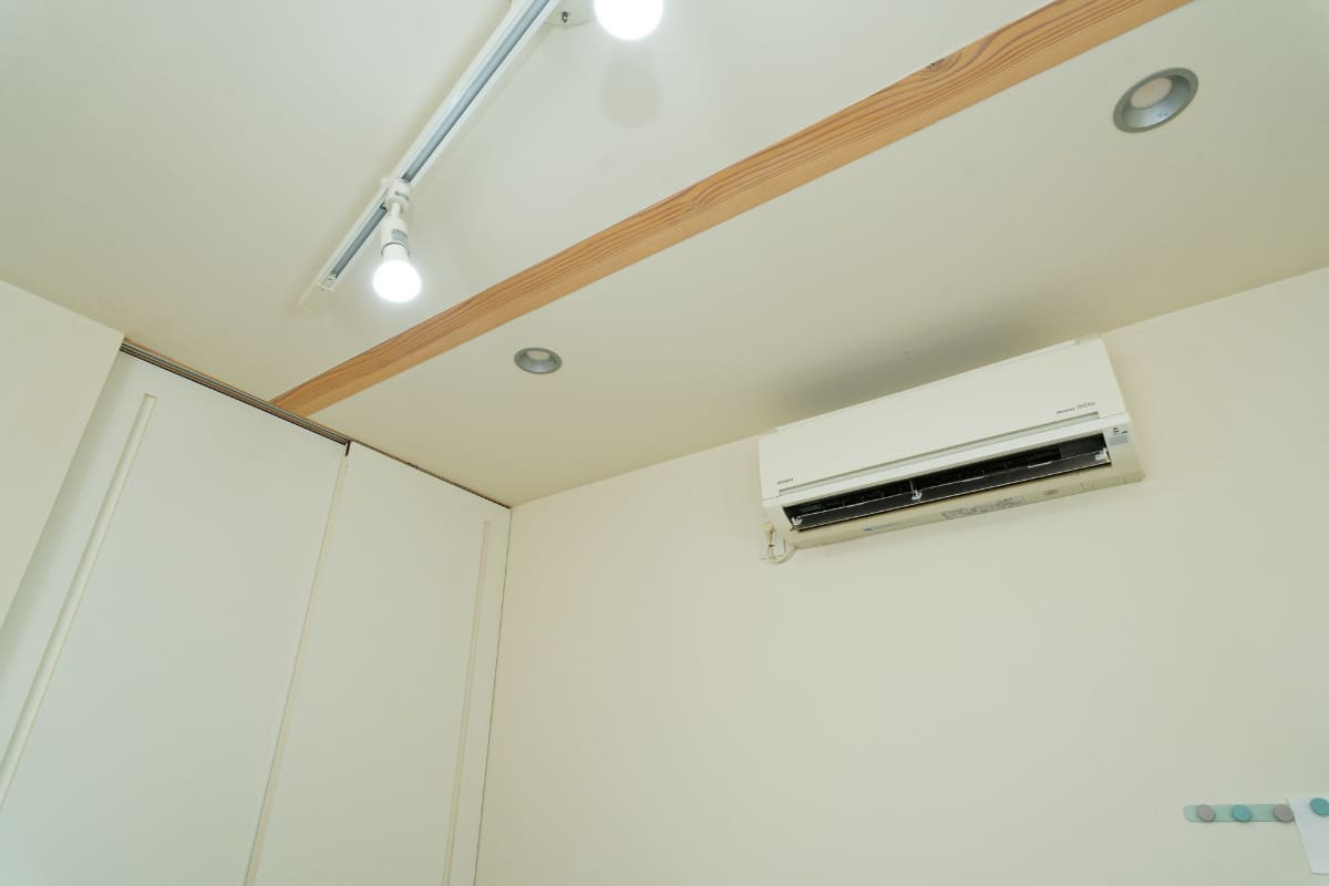 狭い仕事部屋だけれど、見上げてみたら、そこには未開拓の広大な空間があるじゃない!