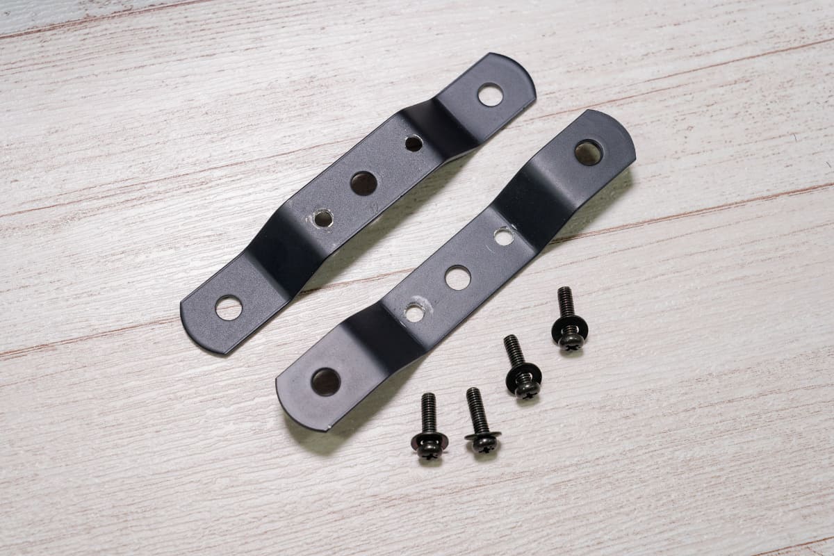 ホームセンターで購入した金具に電動ドリルで穴開け