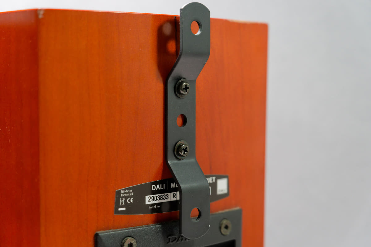 径4mm、長さ15mmのねじでスピーカーに取り付けた