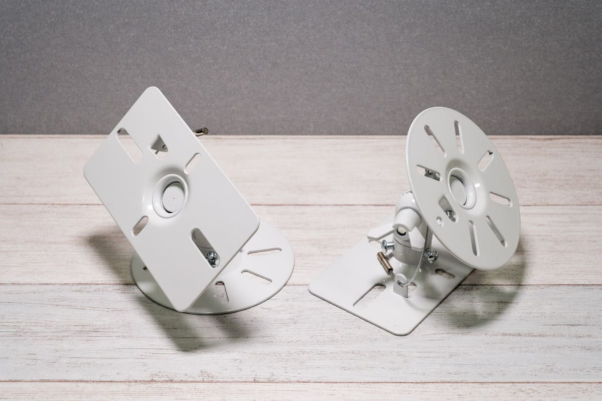 そこに取り付ける汎用の天吊り金具を入手