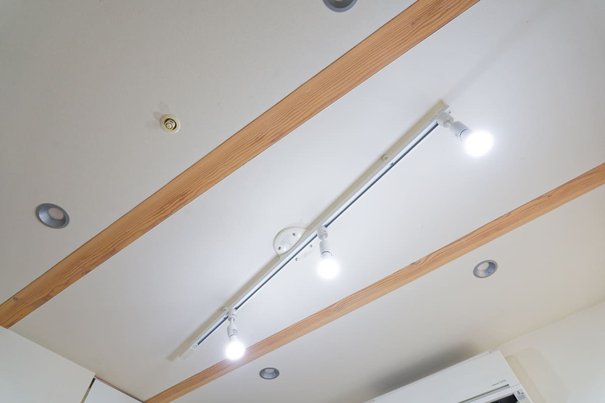 天井には梁があるが、中央寄りなのがネック