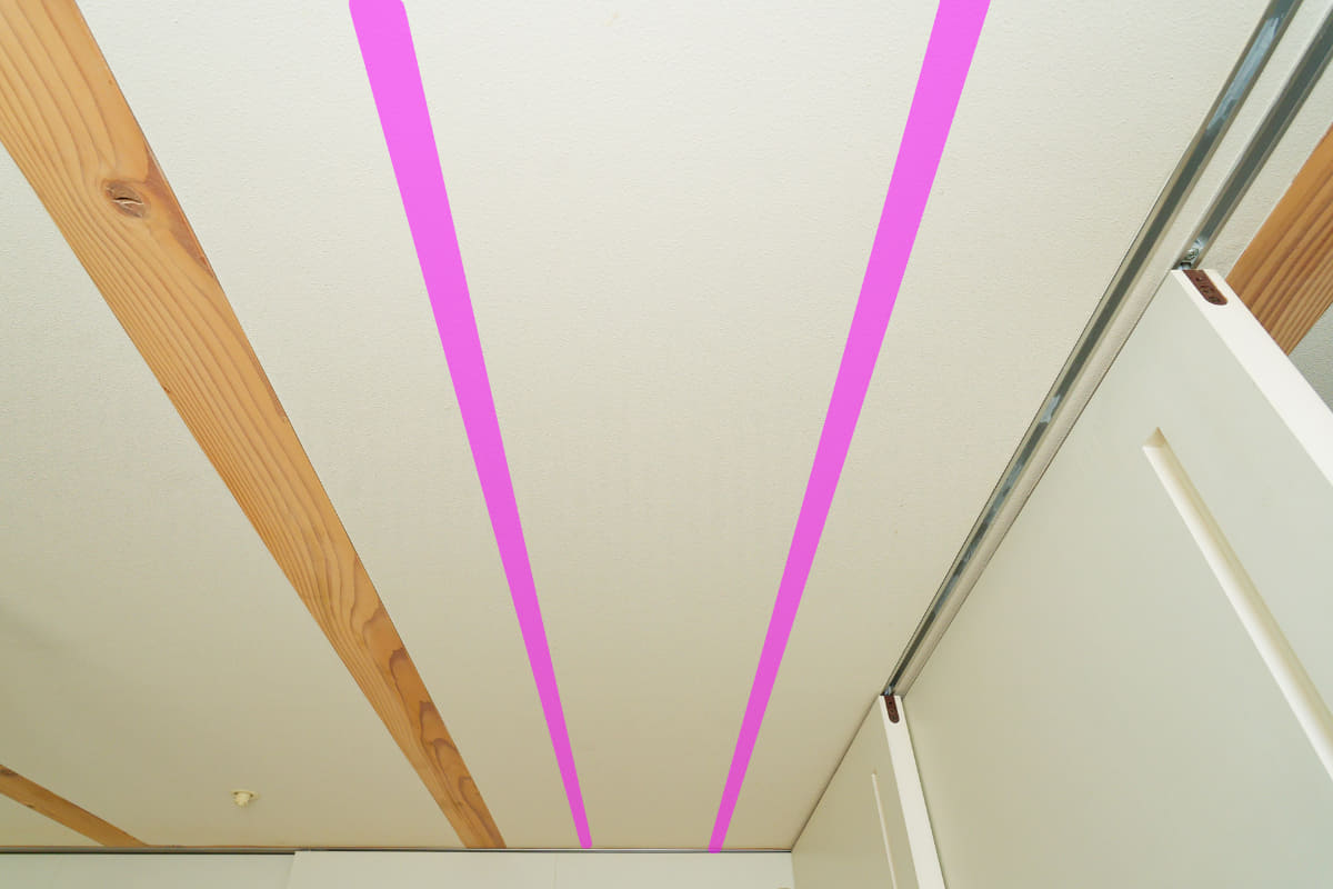 こんな感じで、ピンク色にしたところの天井裏に野縁があるイメージ
