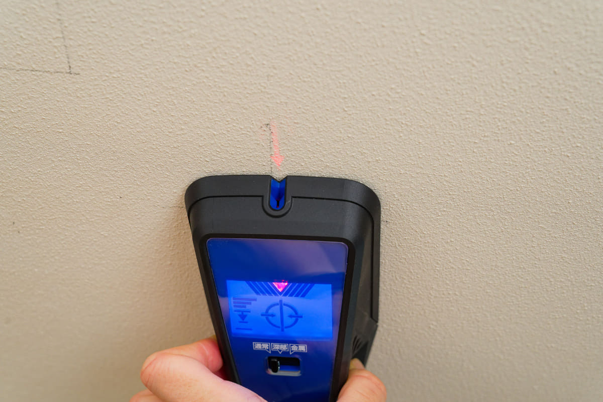 間柱センサーで野縁を見つけ、マーキング