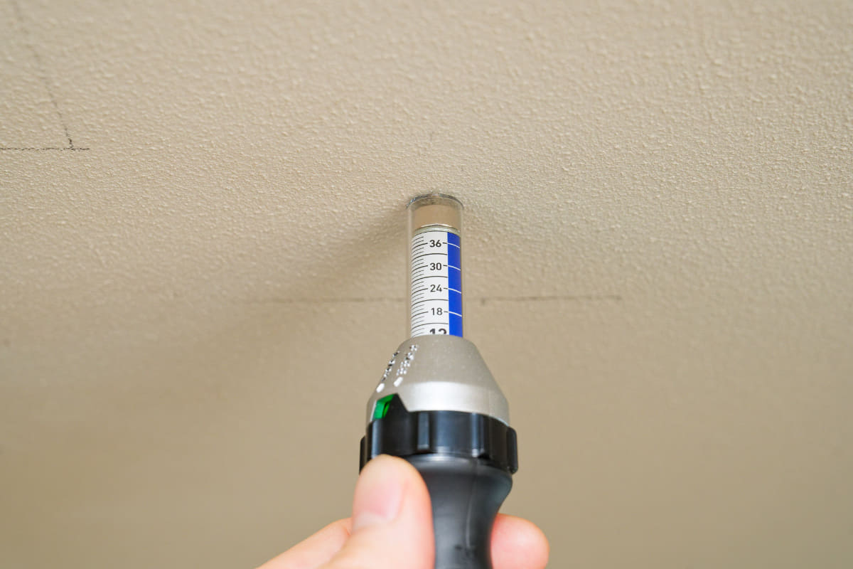 念のため針を差し込むタイプの間柱センサーも使って確認した