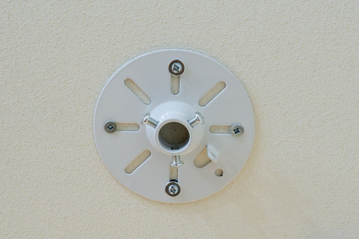 野縁に2本ねじ留め(左右)したうえで、補助的に石こうボード用アンカーも2本使用(上下)してしっかり固定