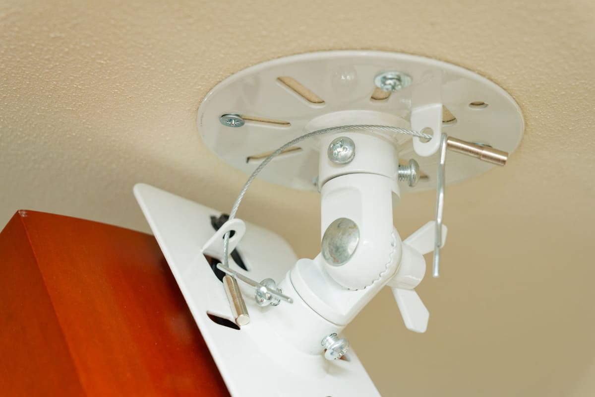 汎用天吊り金具の落下防止ワイヤーは、金具のパーツ間の脱落防止用のようだ