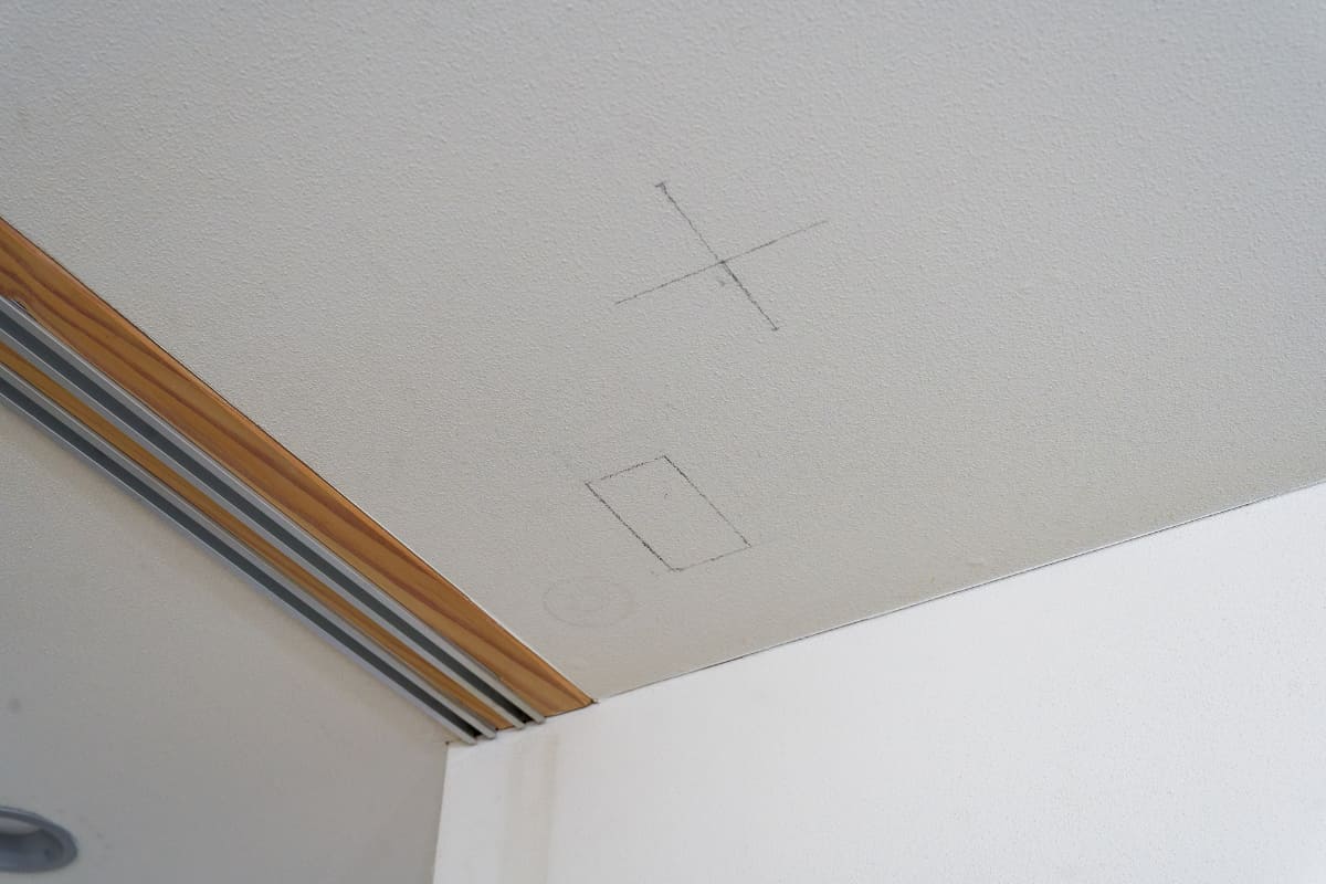 スピーカーの吊り下げ金具を取り付ける前から、天井には穴開け箇所をマーキングしておいた
