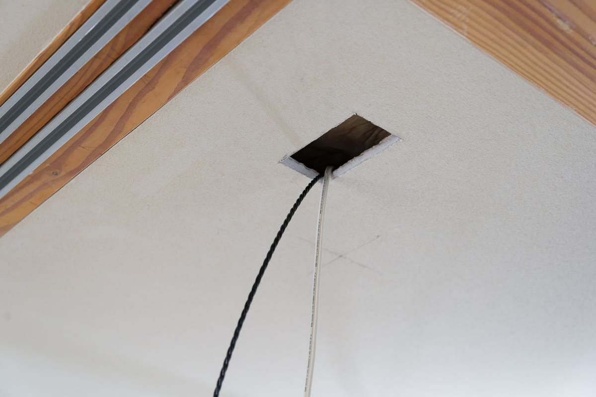 通線ワイヤーなども使いつつスピーカーケーブルを天井裏に通していく