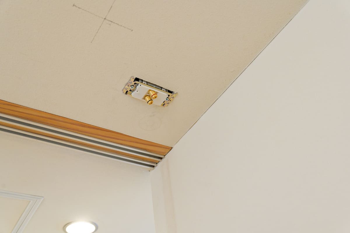 ターミナルを天井に埋め込み……