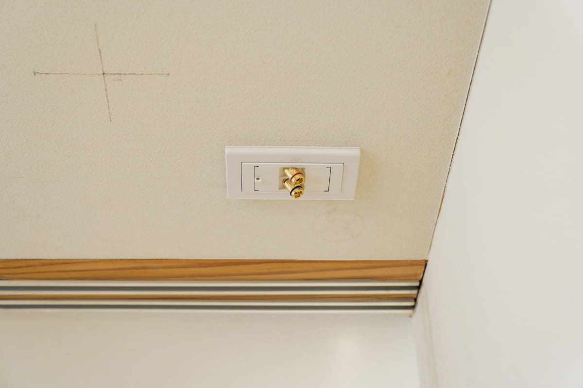 スイッチプレートの枠を取り付けてスピーカー側は完了