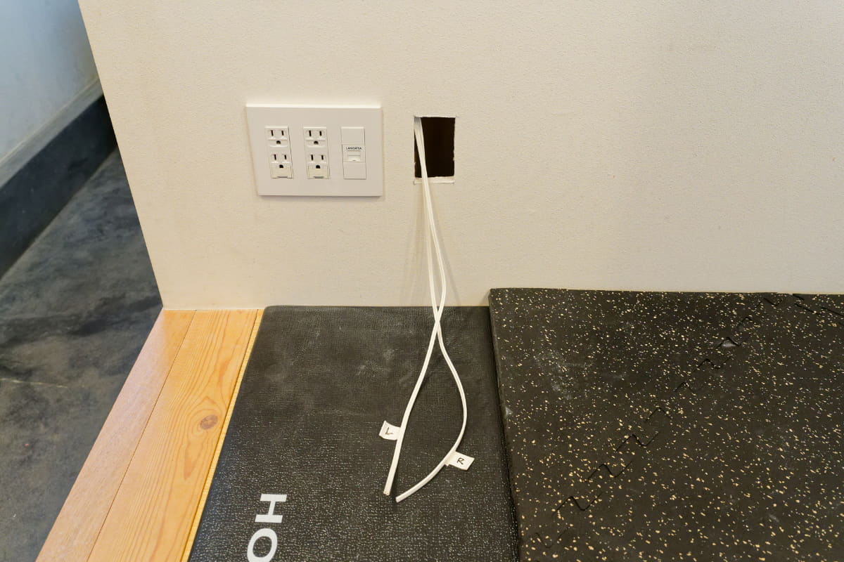 天井から通したスピーカーケーブルを足元付近で取り出す