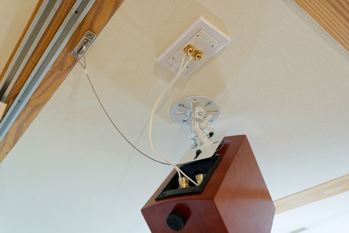 ターミナルとスピーカーの端子をつないだところ。見た目が良く、脱着も簡単