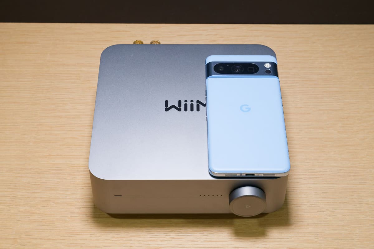 スマホのGoogle Pixel 8 Proとサイズ比較するとこんな感じ