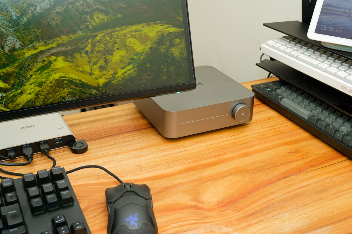 デスク上に置いてみた。最近流行のミニPCのような小ささで、目障りにならないシンプルなデザイン