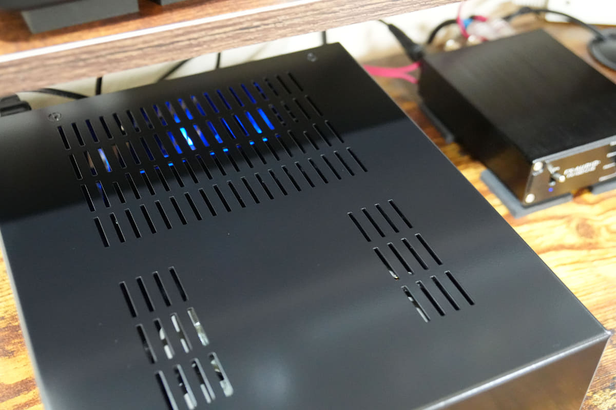 電源を入れると、内部の青いLEDが光る