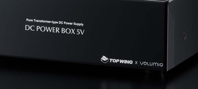 DC POWER BOX 5Vのフロントパネル。右下にVolumioのロゴ