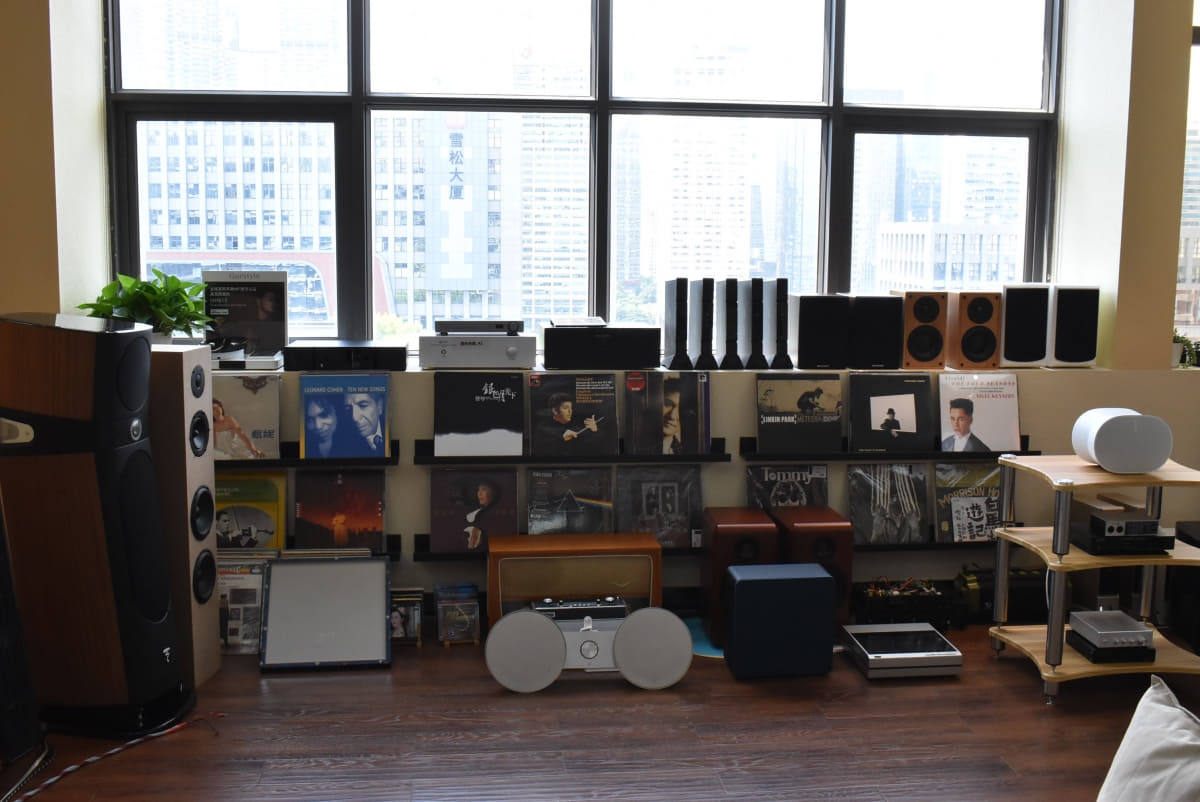 オーディオ機器が並ぶ王氏の執務室からは立ち並ぶ深センのビル群が見える
