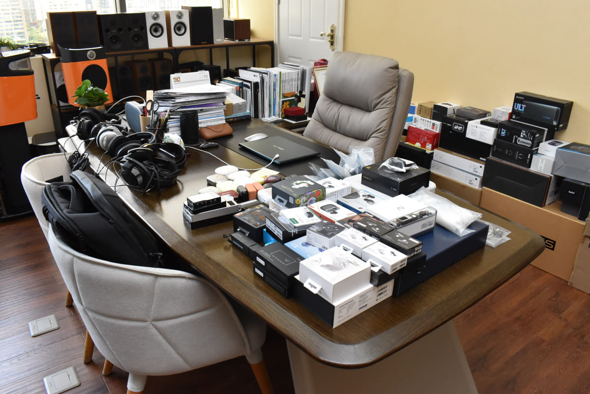 王氏のデスクには各社のポータブルオーディオ機器などが並んでいる