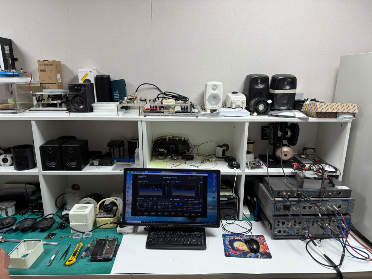 開発ルームにはAudio Precision社の測定器などが並ぶ