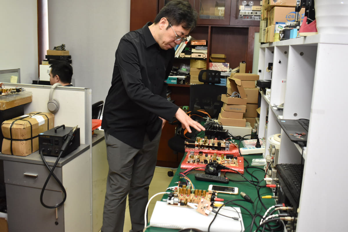 Questyleの開発ルームを回ると、ポータブルオーディオ機器だけでなくホームオーディオ機器の開発も進められていた