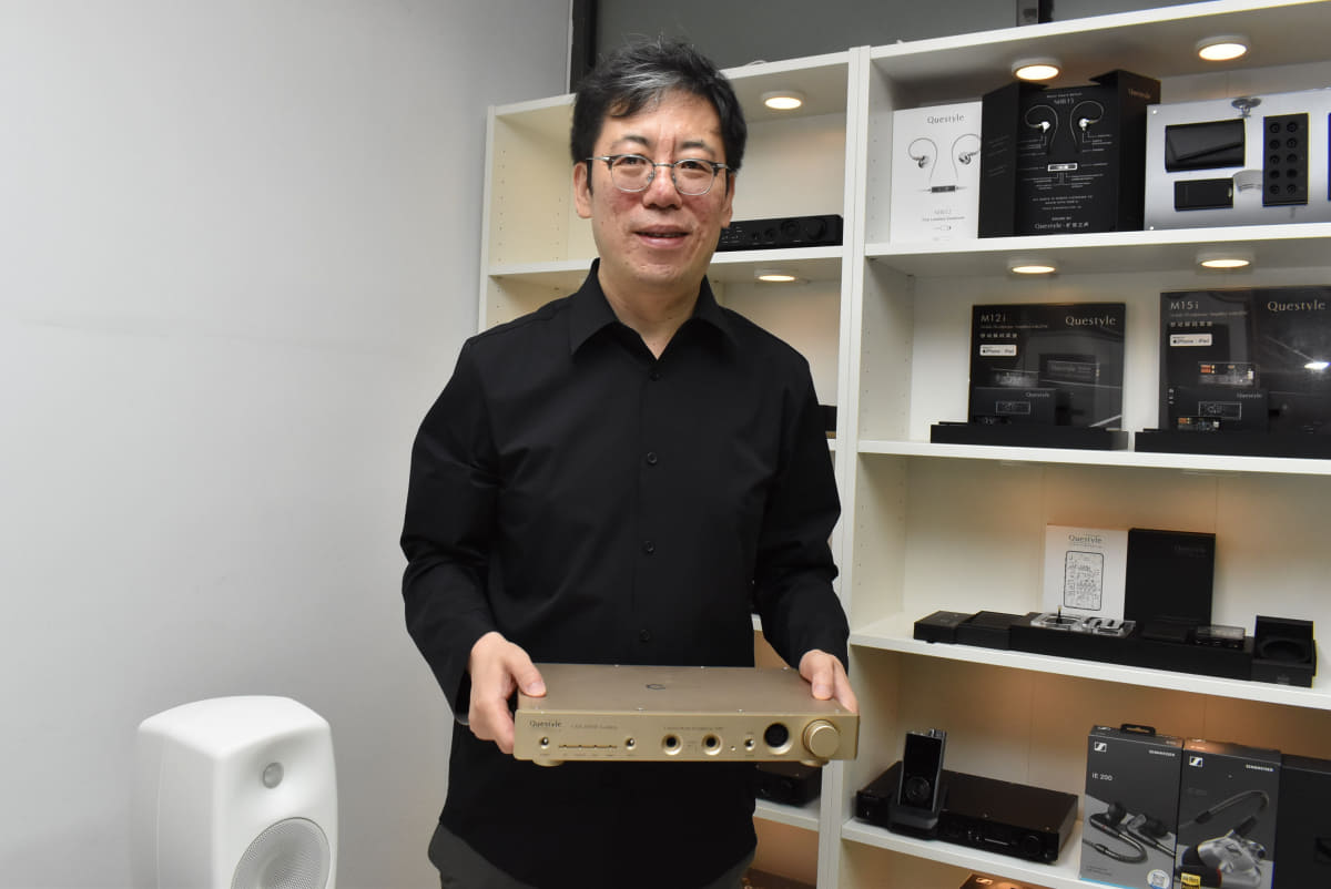 Questyleの最初の製品は、据え置き型のヘッドフォンアンプ「CMA800」だった